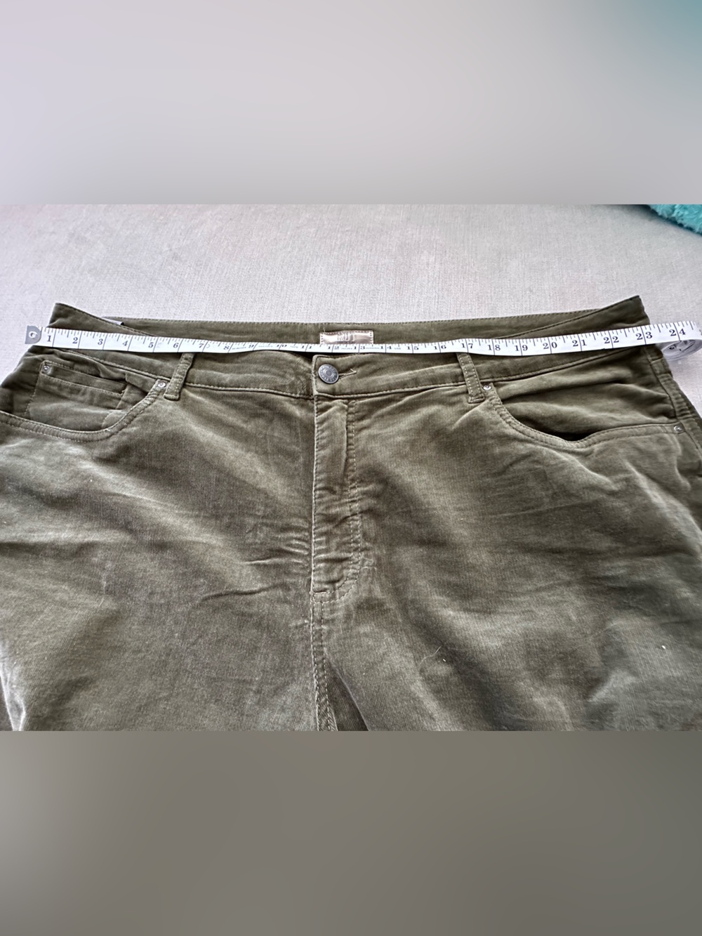 Kut from the Kloth "Karen" baby bootcut Olive corduroy jeans - Picture 11 of 11